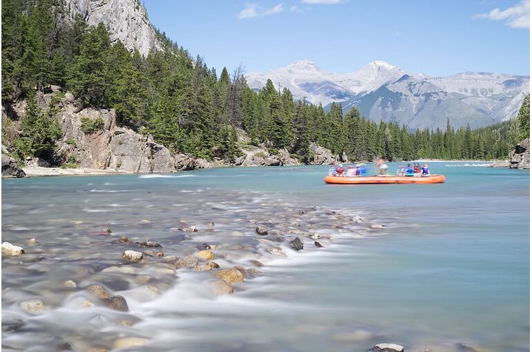 canada-banff-national-park-rafting-nature