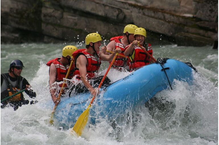 rafting-river-crossing-canada-fraser-river