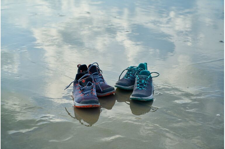 shoes_water_reflection_sports_background_nature_marine_landscape-1402972