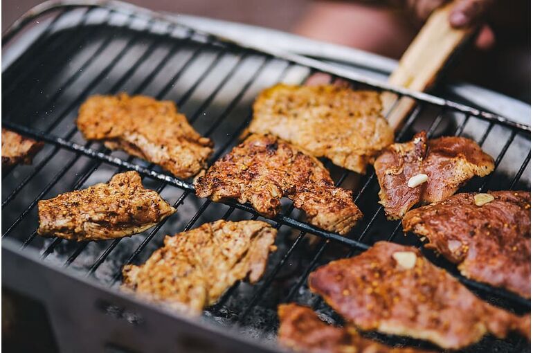 summer-outdoor-kielbasa-sausages